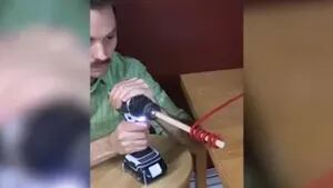 Este hombre crea mecanismos para adornar su casa y envolver los regalos de año nuevo