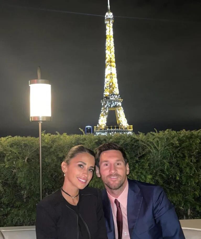 Lionel Messi y Antonela Roccuzzo se fotografiaron junto a la Torre Eiffel: noche romántica en París