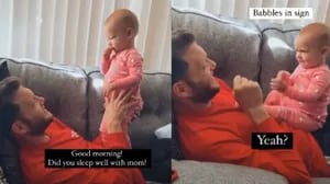 Esta niña de un año intenta hablar con su padre sordo utilizando el lenguaje de signos