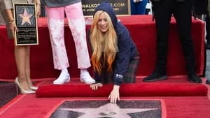 Avril Lavigne celebró 20 años de éxito con una estrella en Paseo de la Fama