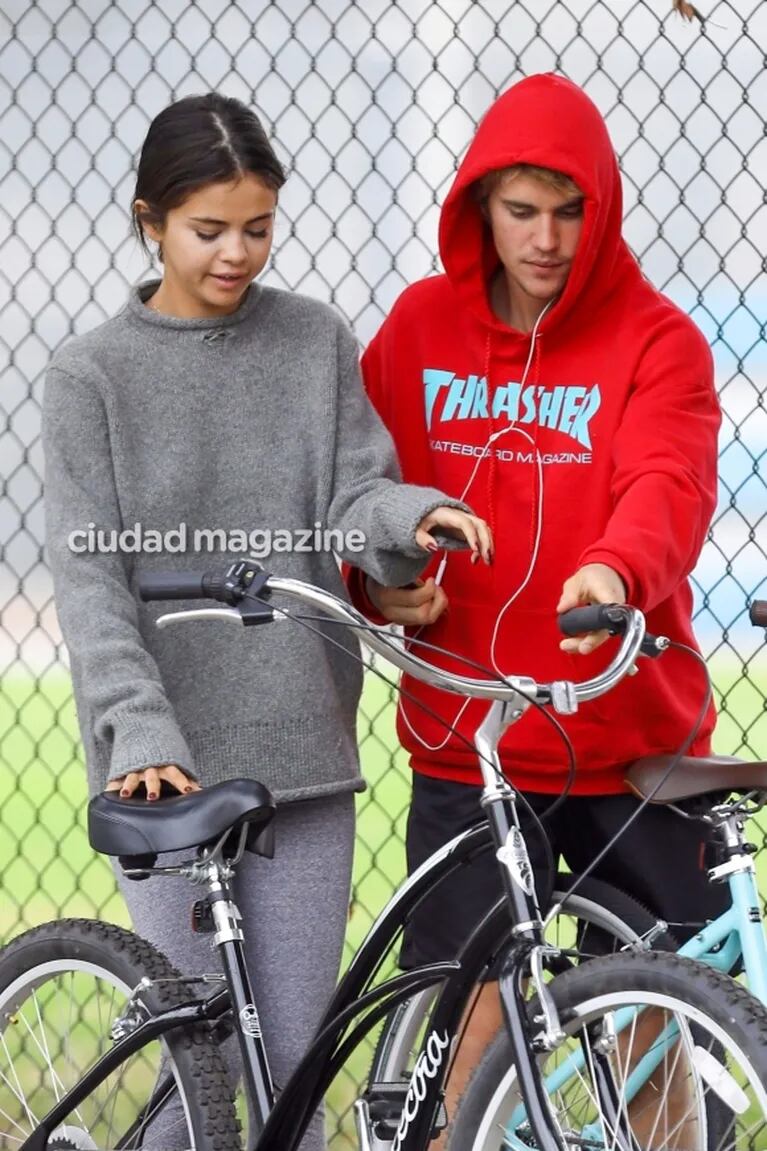 Justin Bieber y Selena Gomez, ¿reconciliación confirmada?: paseo en bicicleta y arrumacos al sol en Los Ángeles 