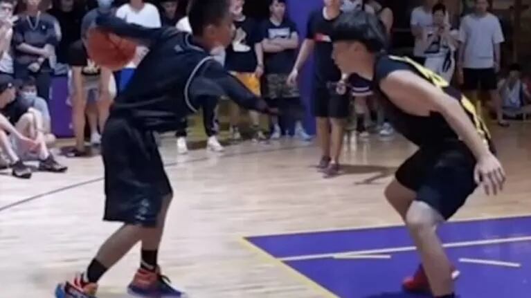 Un niño de 14 años y con un solo brazo se hace viral en las redes jugando al básquet