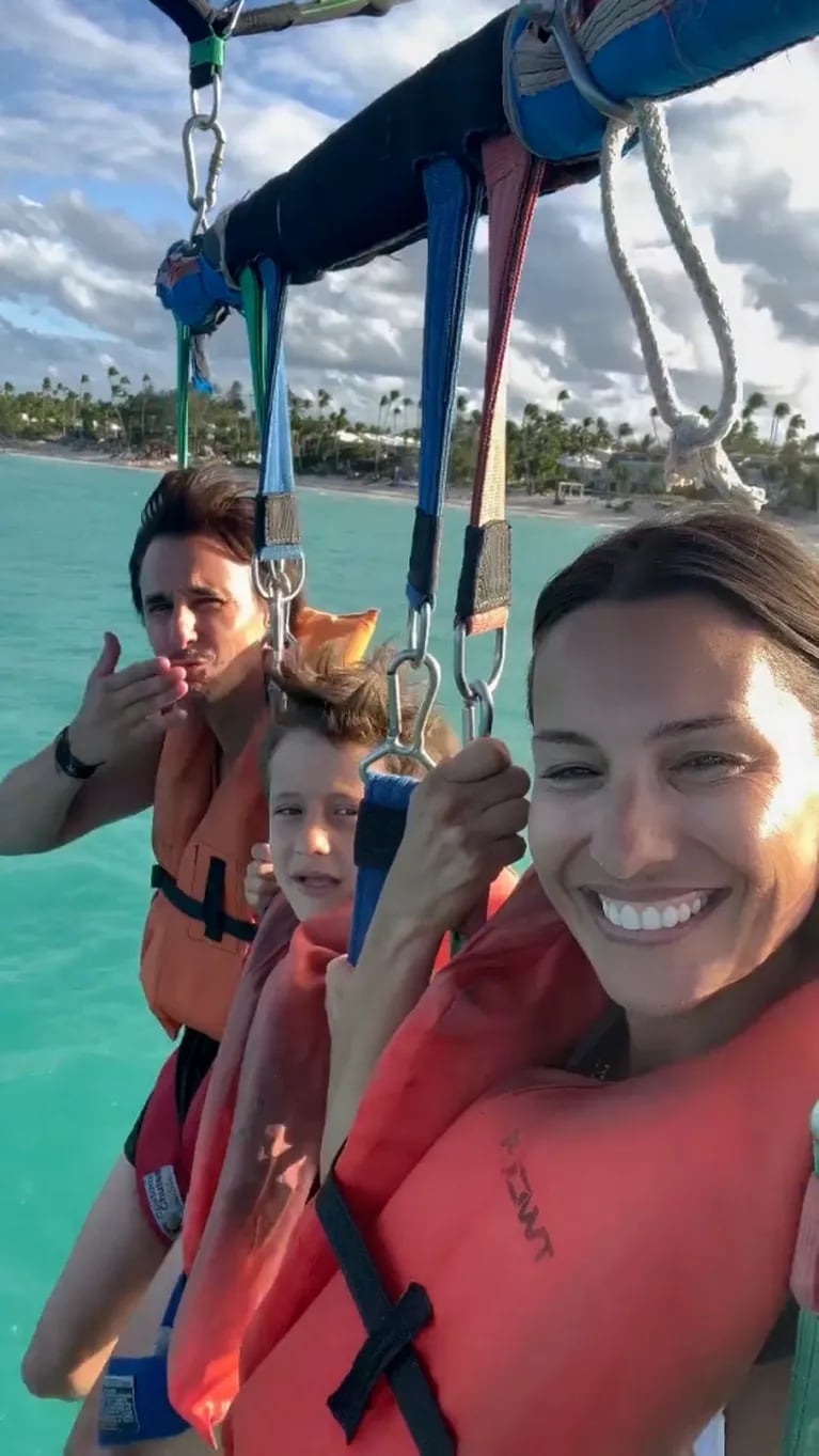 El divertido video de Pampita haciendo parasail con sus hijos y Roberto García Moritán en Punta Cana 