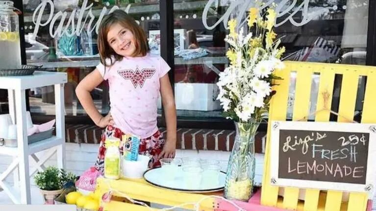 Liza Scott, la nena de 7 años que vende limonada para financiar su cirugía de cerebro