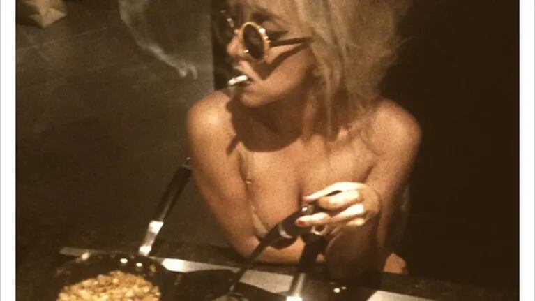Lady Gaga, semidesnuda en la cocina