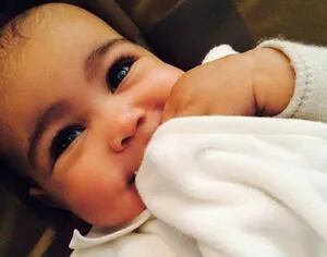 ¿Kim Kardashian le depiló las cejas a su beba de seis meses? (Foto: Web)