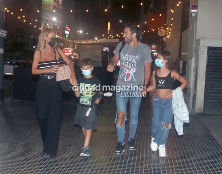 Tucu López alentó a Sabrina Rojas en el teatro junto a sus hijos con Luciano Castro: todas las fotos