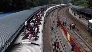 Más de 12.000 personas suben como pueden a un tren para volver a casa en Bangladesh