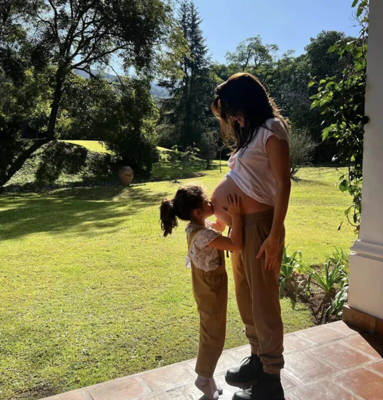 Belita Urtubey besó la pancita de Isabel Macedo, que cursa la semana 34 de su embarazo