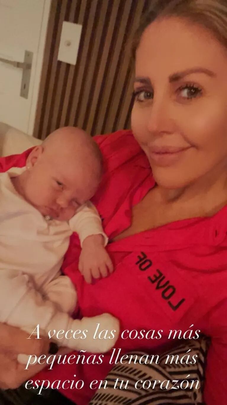 Barbie Simons compartió las fotos de su encuentro con Ana, la hija de Pampita, y bromeó: "Única vez que logro que un bebé se duerma" 