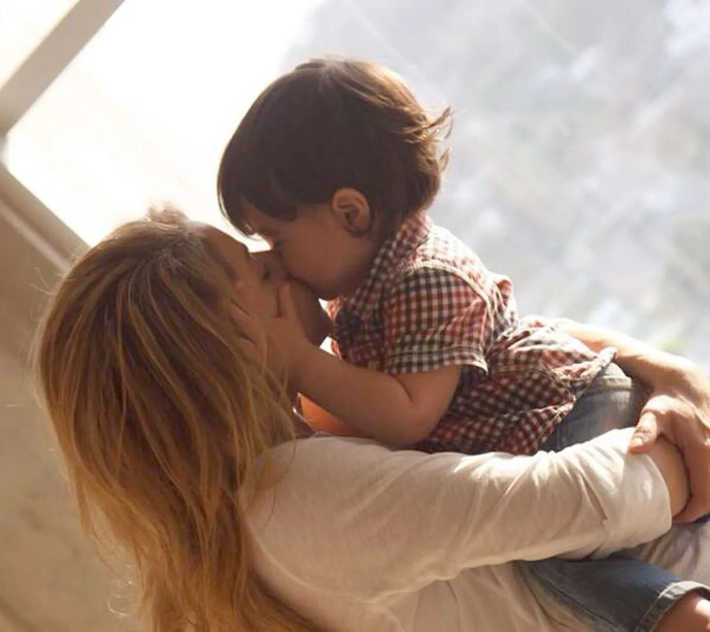 Así celebró el día de la madre Shakira: tierna foto besándose con su hijito.