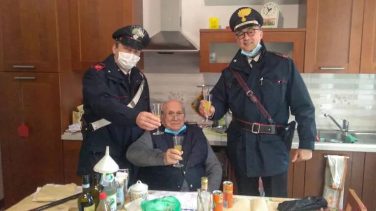 Hombre de 94 años llama a la Policía en Navidad porque se siente solo y dos carabineros lo visitan