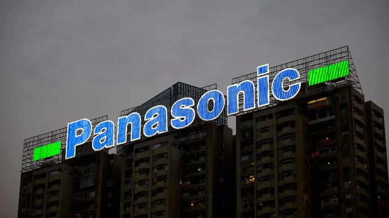 Caen tantos auriculares inalámbricos a las vías del tren que Panasonic tiene un dispositivo para recuperarlos. Foto: Bloomberg