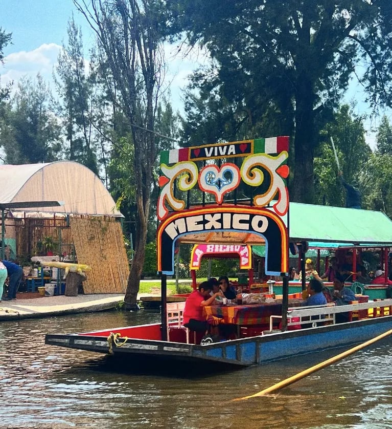 María Becerra compartió las excéntricas fotos de su viaje a México para promocionar su nueva canción