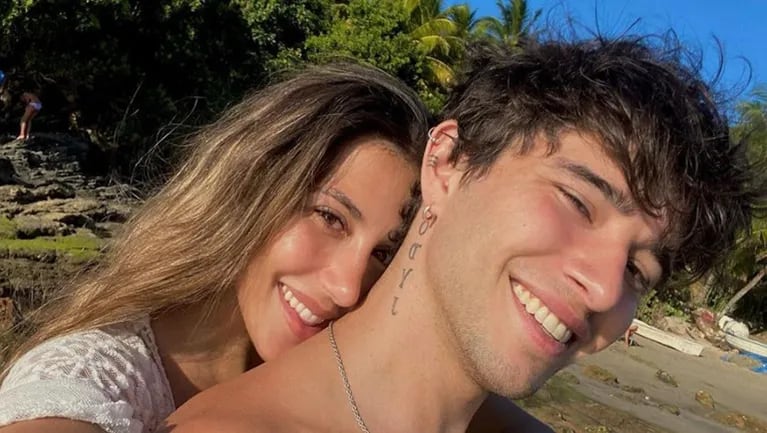 Julián Serrano compartió románticas fotos de sus vacaciones con su novia en Brasil.