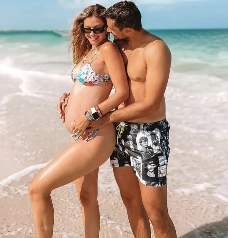 Embarazada, Stephanie Demner lució distintos modelos de traje de baño en México: "Con Ari en el paraíso"