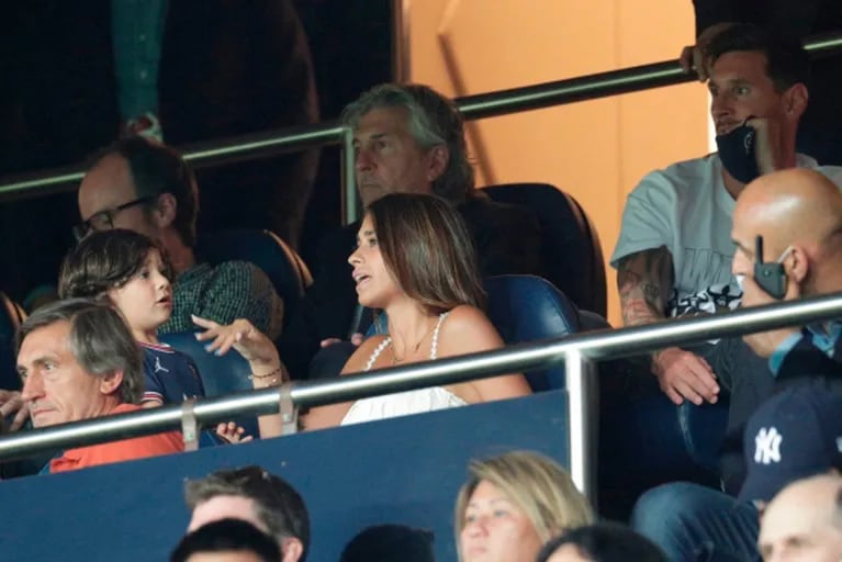 Antonela Roccuzzo y Wanda Nara coincidieron en el mismo estadio durante un partido del PSG, con Lio Messi en la platea