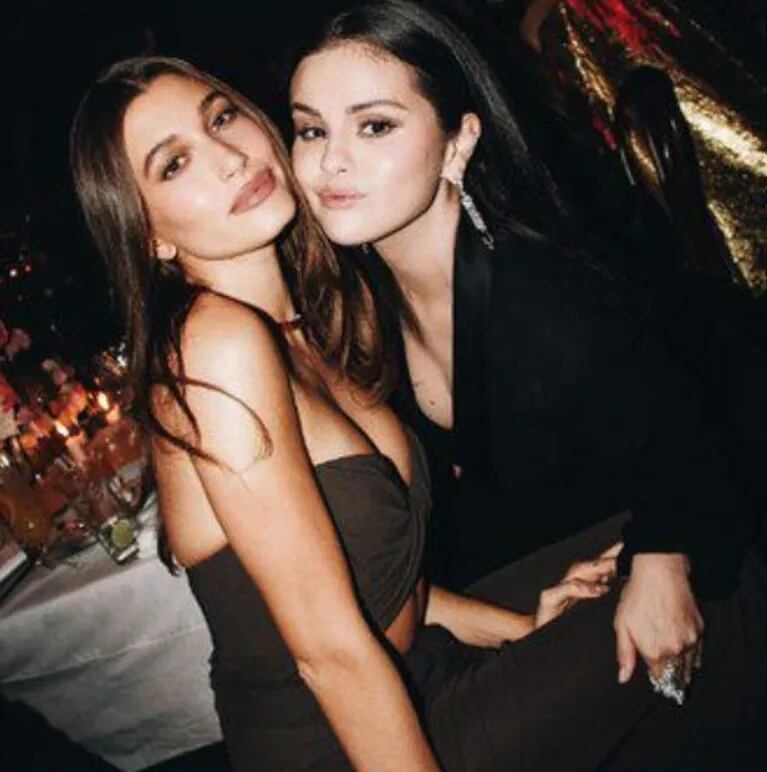 Selena Gomez y Hailey Baldwin, ex y actual de Justin Bieber, sorprendieron al posar juntas 