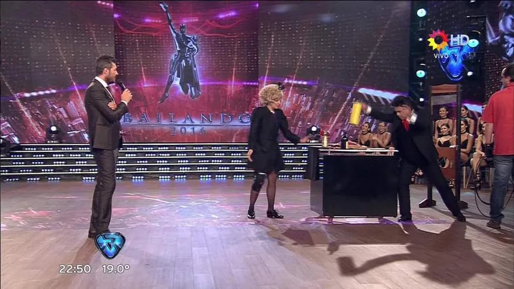 El Bicho Gómez y Anita Martínez atraparon a Tinelli en una guillotina: el divertido momento en ShowMatch