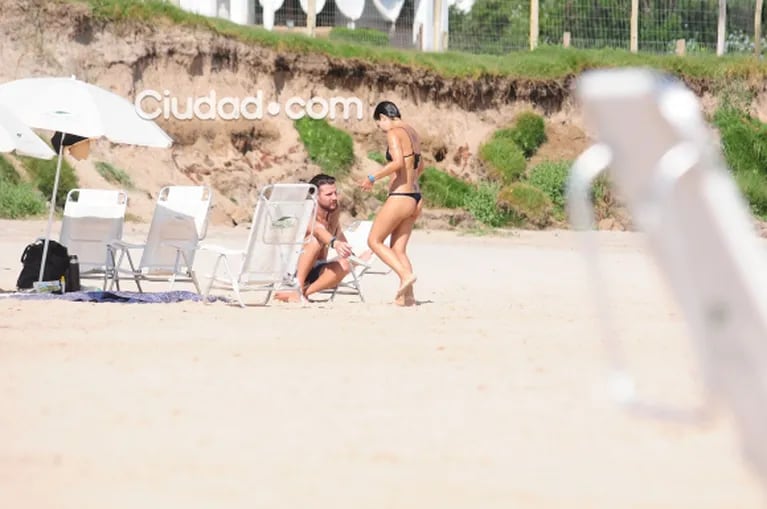 Los días playeros de Agustina Cherri con su novio en Punta del Este: espléndida figura con una microbikini negra 