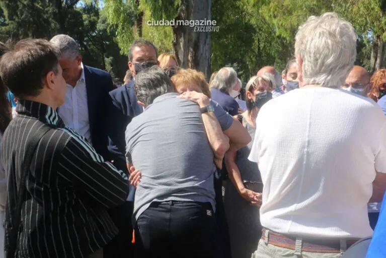 Las fotos del doloroso último adiós a Arturo Bonín: familiares y sus amigos actores en la despedida