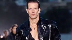 Iván de Pineda volvió a desfilar para Versace: así fue su regreso casi 30 años después