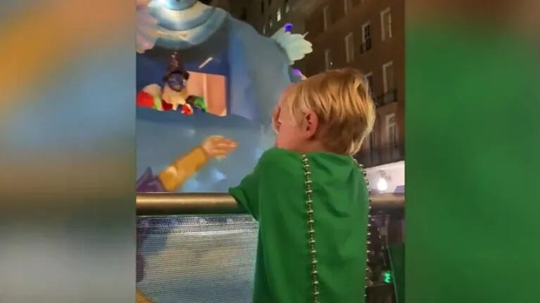 Este niño se llevó una desagradable sorpresa cuando acudió por primera vez a una carroza de carnaval