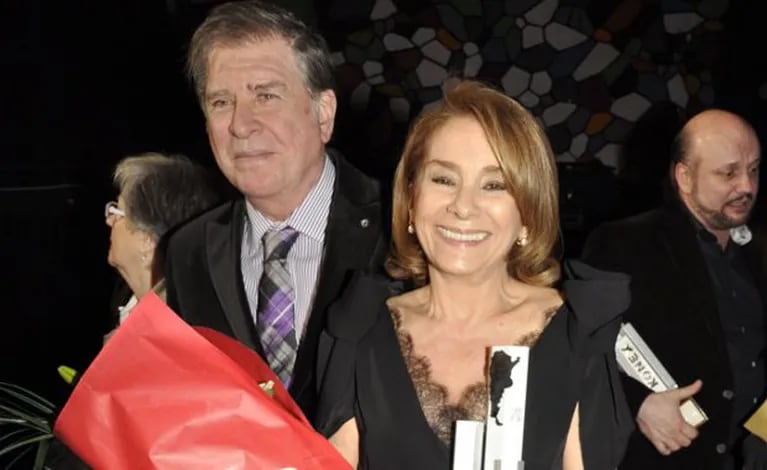 Arturo Puig y Selva Alemán, junto al premio a la actriz. (Foto: Jennifer Rubio)