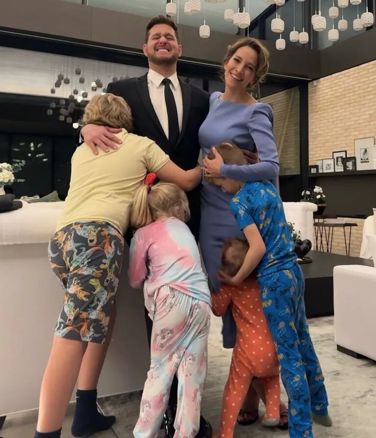Michael Bublé y Luisana Lopilato con sus cuatro hijos.