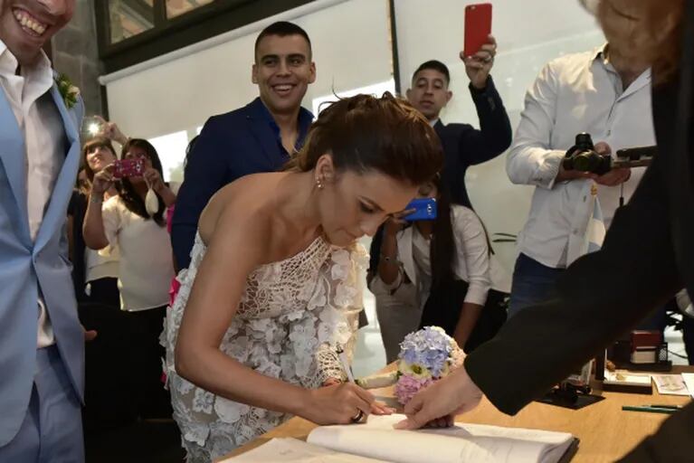 Las fotos oficiales del casamiento de Carlitos Tevez y Vanesa Mansilla: del civil en San Isidro a la gran fiesta en Carmelo