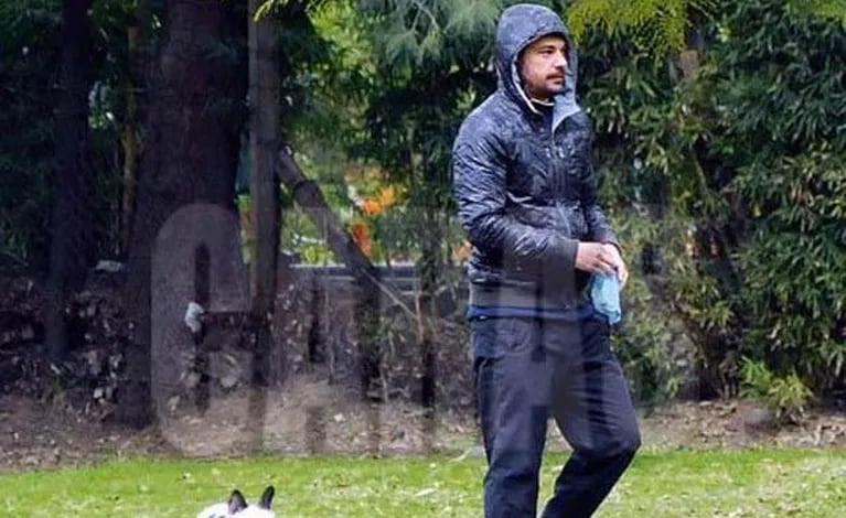 Peter Alfonso pasea a sus perros por Palermo. (Foto: Caras)