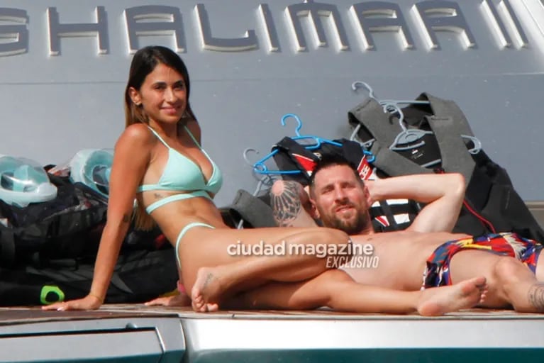 Las fotos de Lionel Messi y Antonela Roccuzzo de vacaciones en Ibiza: amor, mimos y manito indiscreta