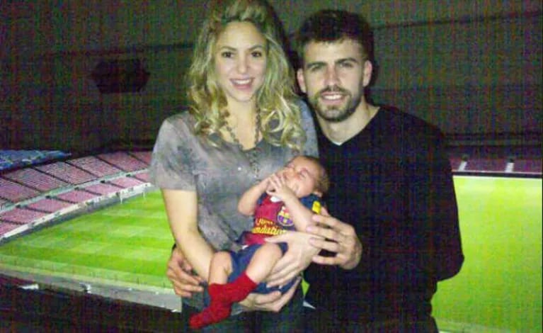 Gerard Piqué, junto a Shakira y Milan. (Foto: Twitter)