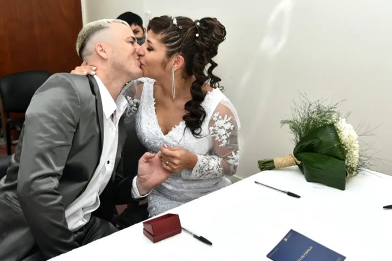 El casamiento secreto de Rocío Quiroz y Eduardo Etchepare por dentro: las fotos de su emotivo paso por el Registro Civil