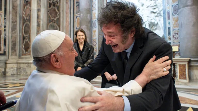 El Papa Francisco le regaló una serie de presentes a Javier Milei luego de la audiencia en el vaticano. (Foto: AP).