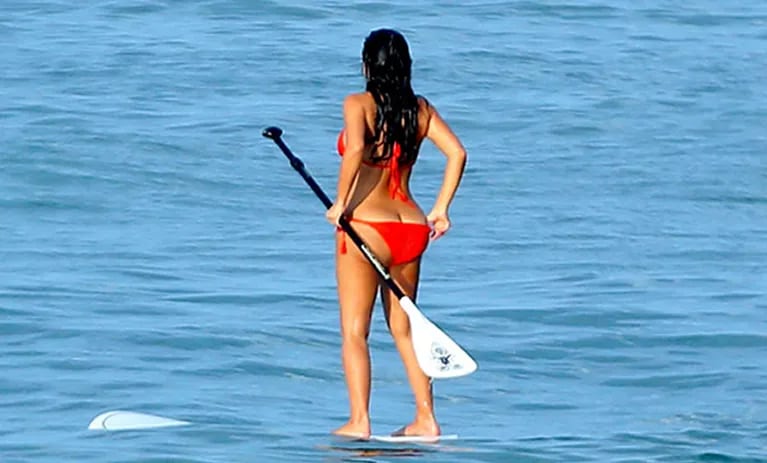 Kim Kardashian mostró sus peligrosas curvas luciendo una bikini roja y protagonizó blooper hot. (Foto: Grosby Group)