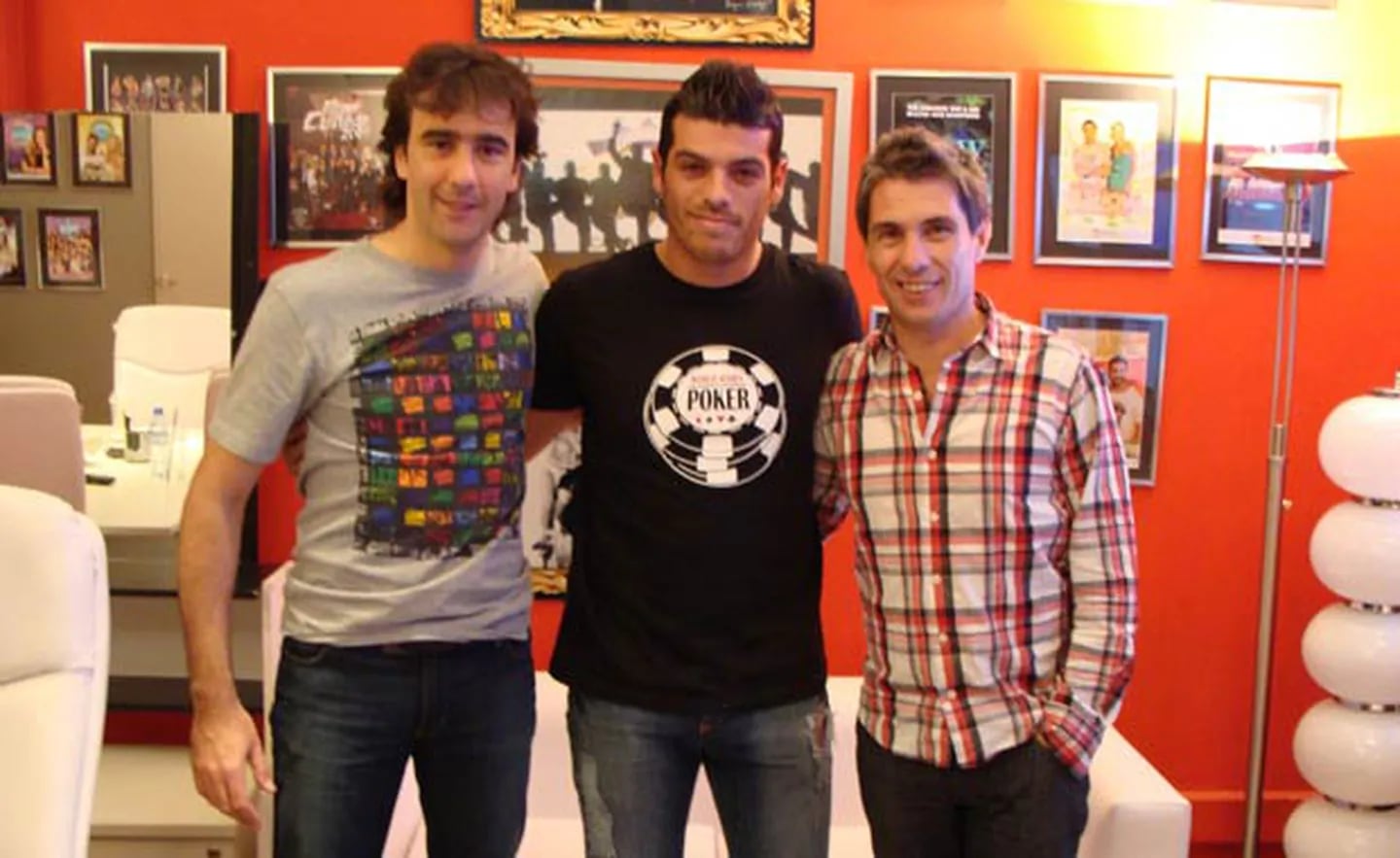 Cristian U., con Federico Hoppe (izquierda) y El Chato Prada (derecha). Foto: Ideas del Sur.