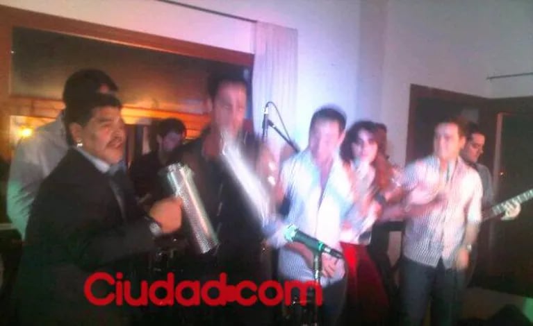 Diego Maradona, tocando el guiro con Arándanos, en el cumpleaños de su hija Gianinna (cantando). (Foto: gentileza Arándanos)