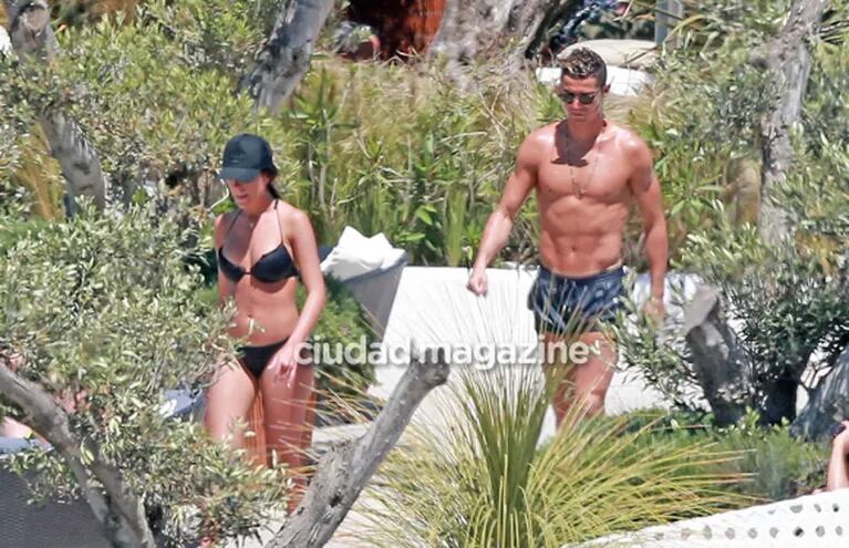 ¡Qué lomazos! Cristiano Ronaldo y su novia modelo, una pareja súper sexy en las playas de Ibiza