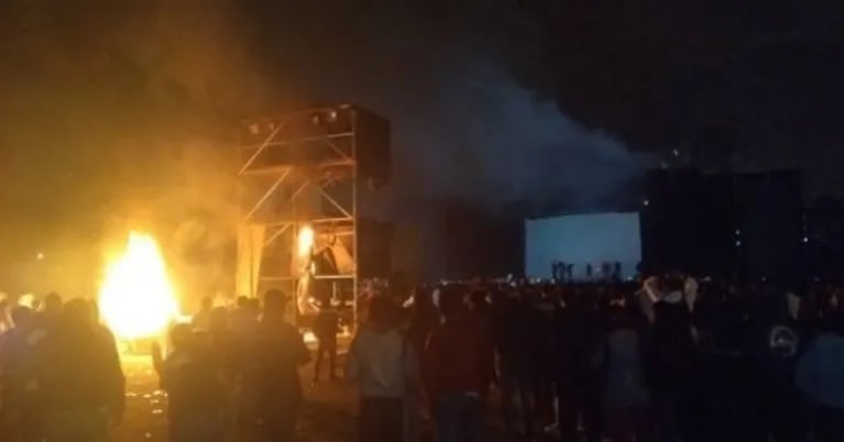 Pity Álvarez tardó siete horas en salir al show y los fans prendieron fuego el escenario