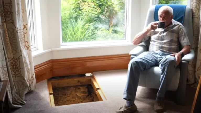 Este hombre de 70 años lleva excavados 5 metros de un pozo medieval que encontró en el salón de su casa