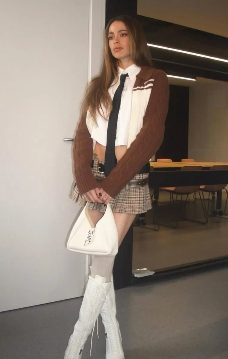 Tini Stoessel impactó con su look "colegiala": minifalda a cuadros, crop top y corbata