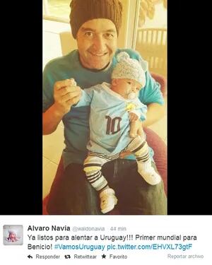 Alvaro Navia y Benicio viendo a Uruguay en el Mundial (Foto: Twitter)