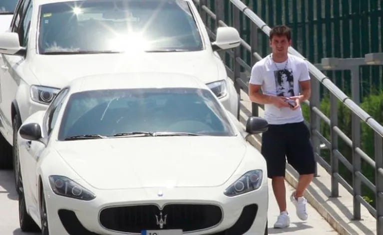 Lionel Messi con su nuevo auto, un Maserati Stradle. (Foto: diario Marca)