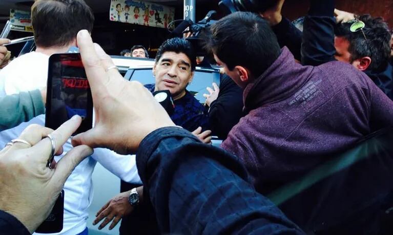 Diego Maradona, a la salida del teatro. (Foto: Twitter @hannahbolena)