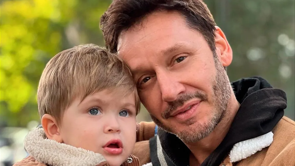 Benjamín Vicuña posteó un dulce video de su hijo Amancio hamacándose ¡en su living!