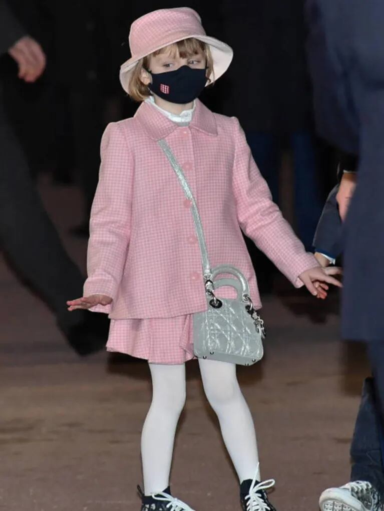 Gabriella de Mónaco y su look trendy con zapatillas y bolso Dior ¡de tres mil euros!