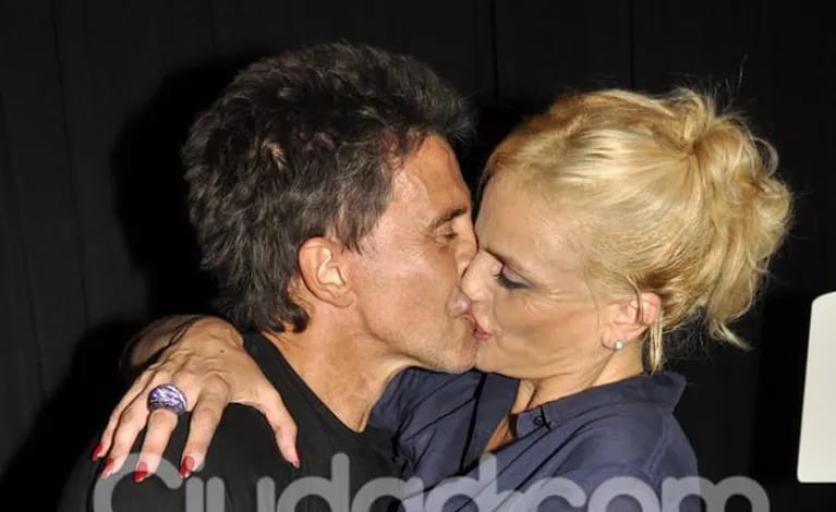 Osvaldo Laport y Viviana Sáez, felices en el estreno de Las novias de Travolta (Foto: Jennifer Rubio). 
