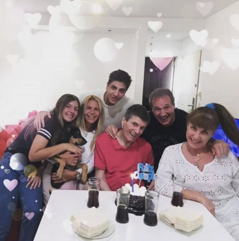 La foto de Carlín Calvo en su último cumple, rodeado por su familia y sus fieles amigos