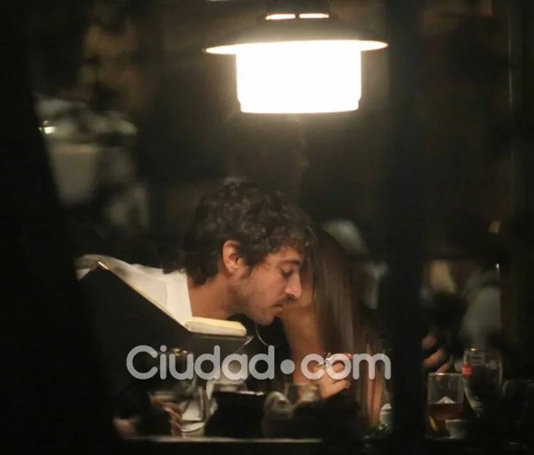 Lali Espósito y Santiago Mocorrea, mimos y besos apasionados en plena cena... ¡y a la vista de todos!